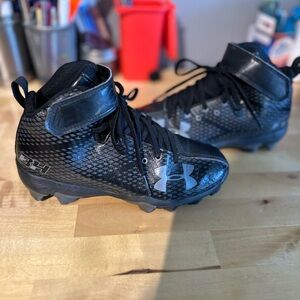 Under Armour Football/Baseball cleats.  Boys Size 1.5.  High top. Almost New
